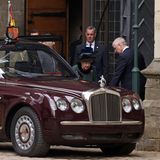Queen Elizabeth erreicht die Westminster Abbey in Begleitung ihres Sohnes Prinz Andrew.