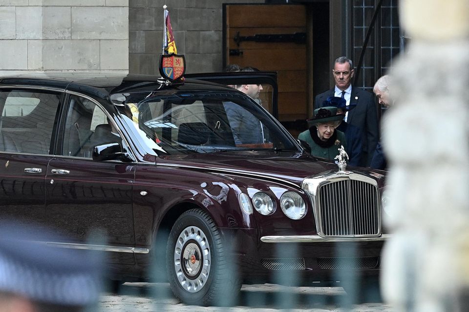 Queen Elizabeth verlässt mit Prinz Andrew die Westminster Abbey.