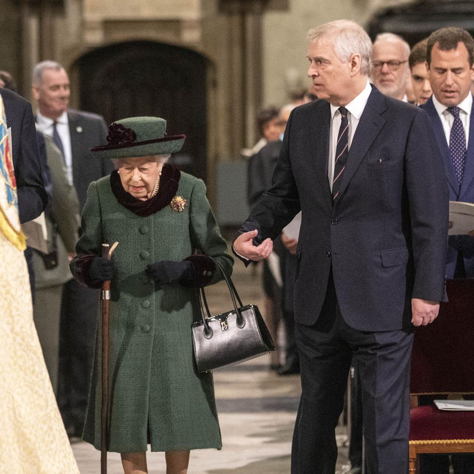 Queen Elizabeth wird von ihrem Sohn Prinz Andrew in die Westminster Abbey geleitet