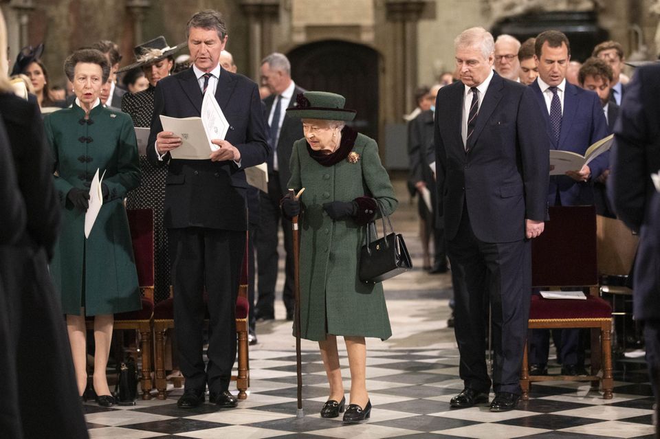Queen Elizabeth betritt die Westminster Abbey mit Prinz Andrew Queen Elizabeth betritt die Westminster Abbey mit Prinz Andrew