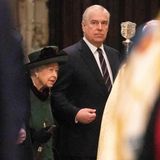 Andrew ist es auch, der die Queen in Richtung ihres Sitzplatzes führt.