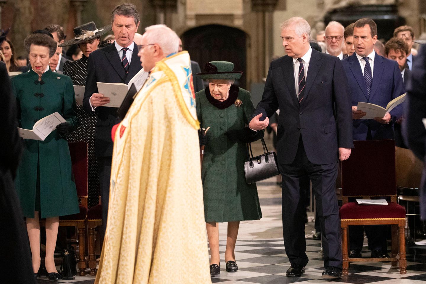 Queen Elizabeth lässt sich von Sohn Prinz Andrew zu ihrem Platz in der Westminster Abbey führen.