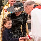 Händeschütteln wie die Großen – das hat Prinzessin Charlotte schon drauf. Die Sechsjährige trifft bei der Gedenkfeier auf Justin Welby, dem Erzbischof von Canterbury, und wir ihm von Mama Kate vorgestellt.