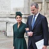 Zur Trauerfeier von Prinz Philip wählt auch Königin Letizia ein dunkelgrünes Outfit: Das taillierte Mantelkleid kombiniert sie mit einem passenden Hut, schwarzen Pumps von Manolo Blahnik in Schlangenleder-Optik sowie einer schwarzen Tasche von BOSS. Mit dem grünen Look scheint sie sich auch dem Kleid der Queen angepasst zu haben. Sie trägt ebenfalls dunkelgrün.