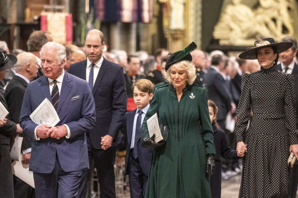 Prinz Charles, Prinz William, Prinz George, Herzogin Camilla, Prinzessin Charlotte und Herzogin Catherine