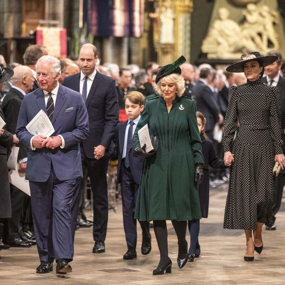 Prinz Charles, Prinz William, Prinz George, Herzogin Camilla, Prinzessin Charlotte und Herzogin Catherine