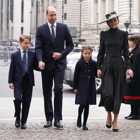 Prinz George, Prinz William, Prinzessin Charlotte und Herzogin Catherine