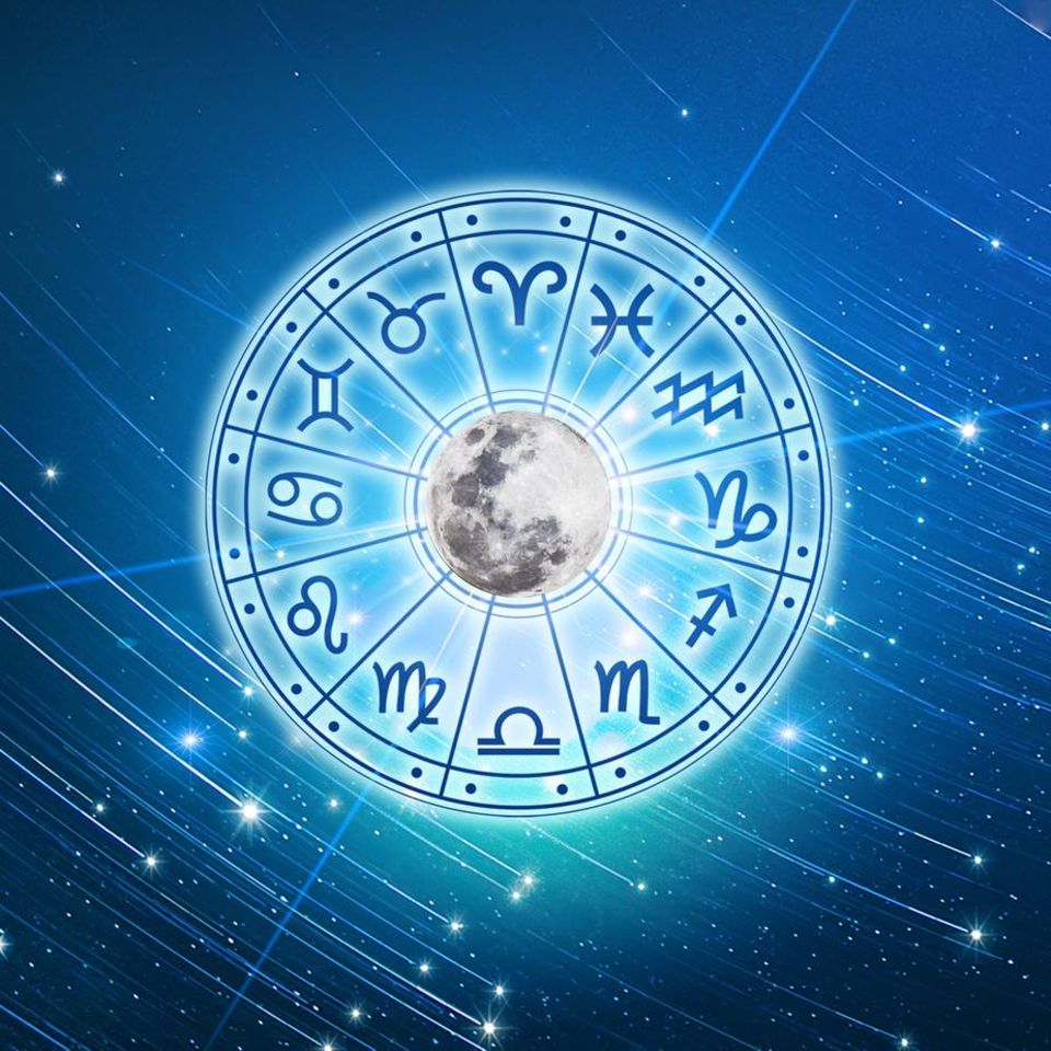 Neumond am 1.4.2022: Sternzeichensymbole im Nachthimmel