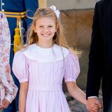 Zur Taufe ihres Cousins Prinz Julian im Sommer 2021 erscheint Prinzessin Estelle in einem rosafarbenen Kleid mit Puffärmeln, Taillengürtel und Kragen mit Lochspitze. Das Kleid gehörte ursprünglich ihrer Mama, Prinzessin Victoria, welches sie im Jahr 1986 trug und jetzt, 35 Jahre später, an ihre älteste Tochter weiter gegeben hat. 