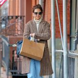 Auf den Straßen New Yorks beweist Schauspielerin Katie Holmes wieder einmal, wie stilsicher sie ist. In einem Mantel aus Tweed, einem hellen Rollkragen-Pullover und mit Messy Bun verkörpert sie scheinbar mühelos den Inbegriff vom New Yorker Streetstyle. Helle Cowboy-Stiefel sowie eine XL-Sonnenbrille runden ihren coolen Look ab.