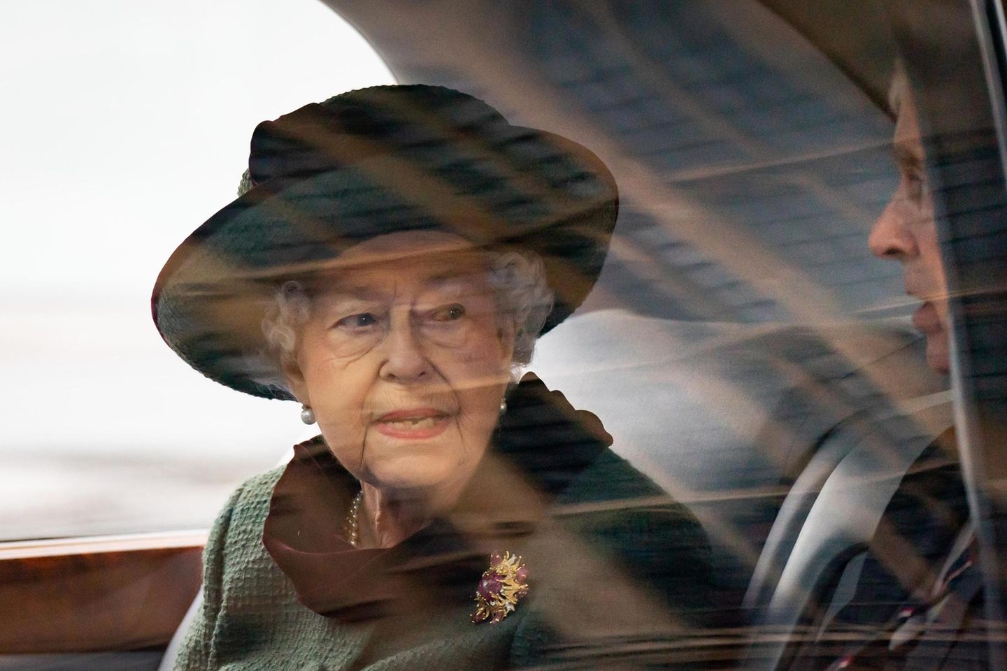Queen Elizabeth fährt zusammen mit ihrem Sohn Prinz Andrew zur Gedenkfeier ihres verstorbenen Mannes Prinz Philip. 