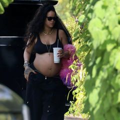 Huch, was ist denn da los? Wenn man die letzten Schwangerschafts-Looks von Rihanna betrachtet, scheint ihr neuster Look fast etwas langweilig. In schwarzem Jogger und mit schwarzem Sport-BH genießt sie ihren Milchshake. Aber auch bei schlichten Looks bleibt sie sich in einer Sache treu: Bauch bedecken? Das ist nichts für die Sängerin. Rihanna liebt es, ihren Babybauch zu präsentieren. Richtig so.