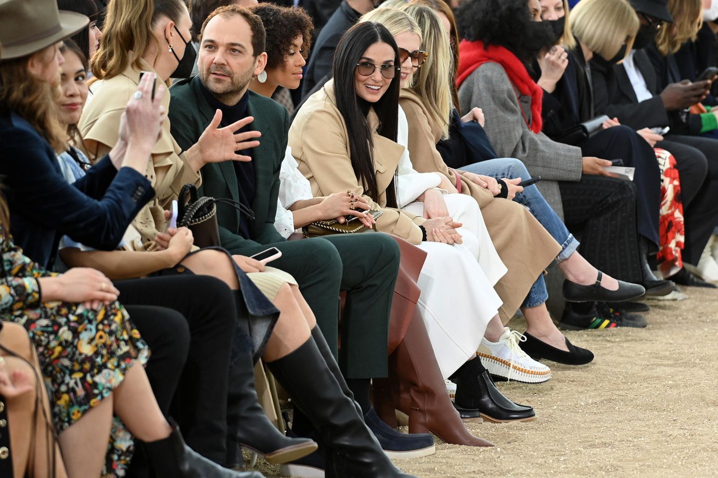 Erst Anfang des Monats sah man Demi Moore und Daniel Humm auf der Paris Fashion Week. Bei der Show des Designhauses "Chloe" saßen beide in der Front Row, schienen auch gemeinsam angekommen zu sein. 