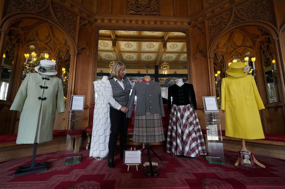 Die stellvertretende Kuratorin Sarah Hoare richtet die Outfit, die Königin Eiizabeth unter anderem während ihrer Aufenthalte in Balmoral getragen hat, für die Ausstellung auf Schloss Balmoral her. 