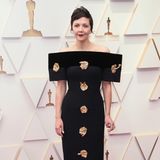 Maggie Gyllenhaal hat sich bei den Oscars 2022 für eine schwarze Robe von Schiaparelli mit goldenen Details entschieden, ein Look, der bereits auf dem Laufsteg ein Hit war ...