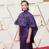 Im avantgardistischen Abendlook kommt Naomi Scott zu den Oscars. Ihr lilafarbenes Fendi-Kleid kommt uns bekannt vor. 