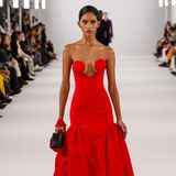 Bei der Herbst-Winter-Show von Carolina Herrera in New York geht es recht farbenfroh zu. Ihr rotes Kleid ist ein echter Hingucker, kein Wunder, dass sich Tracee Ellis Ross in den Look verliebt hat. 