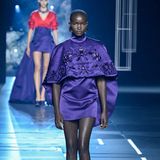 Eine deutlich kürzere Version wurde bei der Haute Couture Woche 2022 in Paris bei der Fendi Show präsentiert. Das Styling ist sowohl auf dem Red Carpet also auch auf dem Laufsteg gleich: Wenig Accessoires sorgen dafür, dass das Kleid im Fokus steht. 