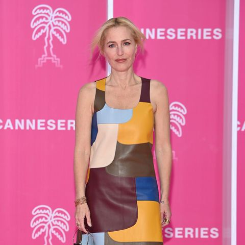 Gillian Anderson wählt für ihren großen Auftritt beim 5th Cannes International Series Festival kein Ballkleid, sondern eine Patchwork-Robe von Chloe. Mit diesem Kleid ist sie weder under- noch overdressed. 