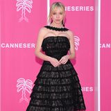 Sydney Sweeney ist der Shootingstar der Erfolgsserie Euphoria, kein Wunder also, dass sie nach Cannes gereist ist für das fünfte internationale Serien-Festival. Auf dem pinken Teppich trägt sie ein zauberhaftes Midi-Kleid von Prada. 