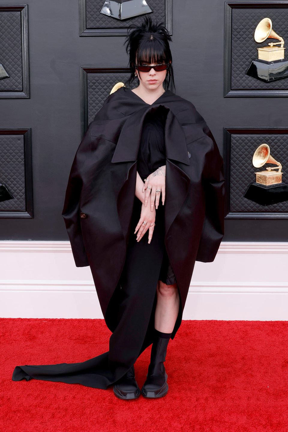 Billie Eilish kann in ihrem Outfit von Rick Owens leider nicht punkten. Billie Eilish kann in ihrem Outfit von Rick Owens leider nicht punkten.