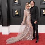 Paris Hilton erscheint mit ihrem Ehemann. Die Hotelerbin trägt Atelier Zuhra.