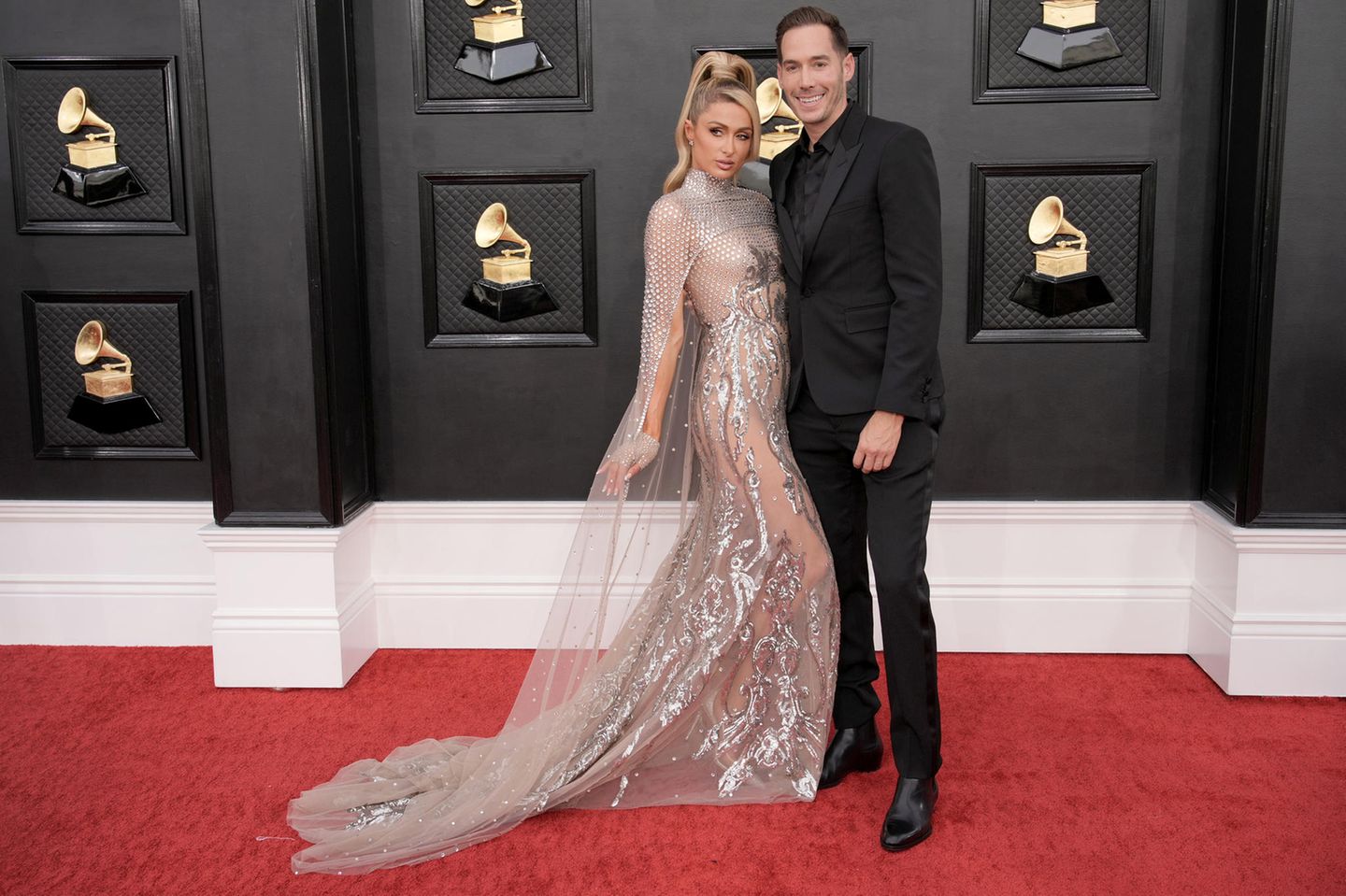 Paris Hilton erscheint mit ihrem Ehemann. Die Hotelerbin trägt Atelier Zuhra.
