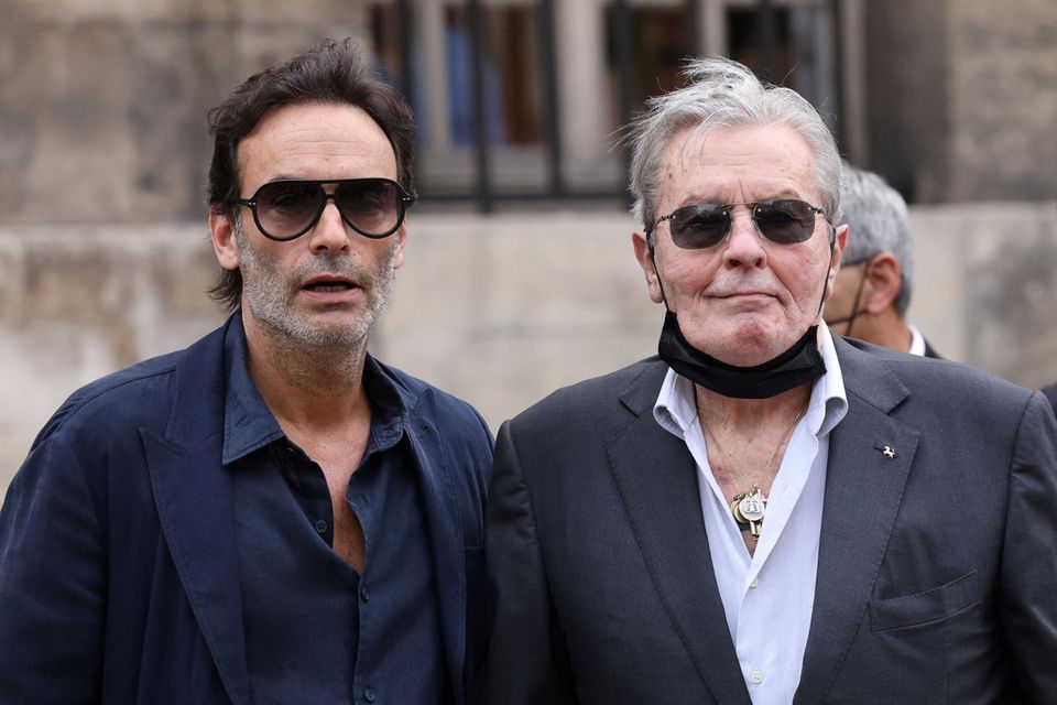 Alain Delon (r.) und sein Sohn Anthony Delon nahmen am 10. September 2021 an der Trauerfeier für den verstorbenen französischen Schauspieler Jean-Paul Belmondo in der Kirche Saint-Germain-des-Pres in Paris teil.