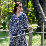 Prinzessin Marie besucht Kambodscha und wählt für den ersten Tag ein Kleid von Zara. 