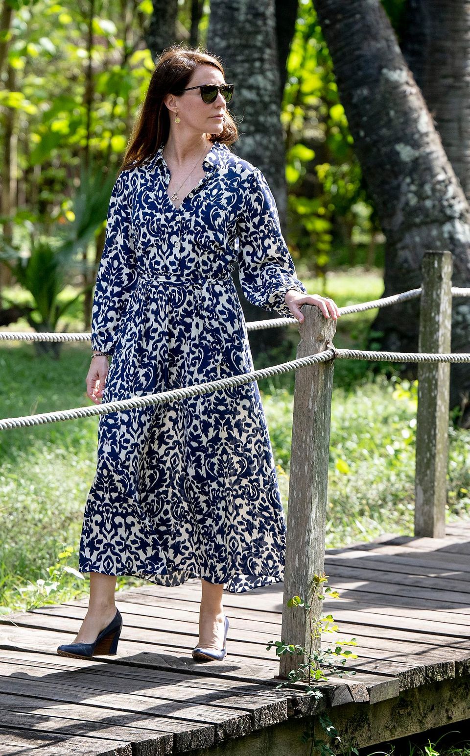 Prinzessin Marie besucht Kambodscha und wählt für den ersten Tag ein Kleid von Zara. 