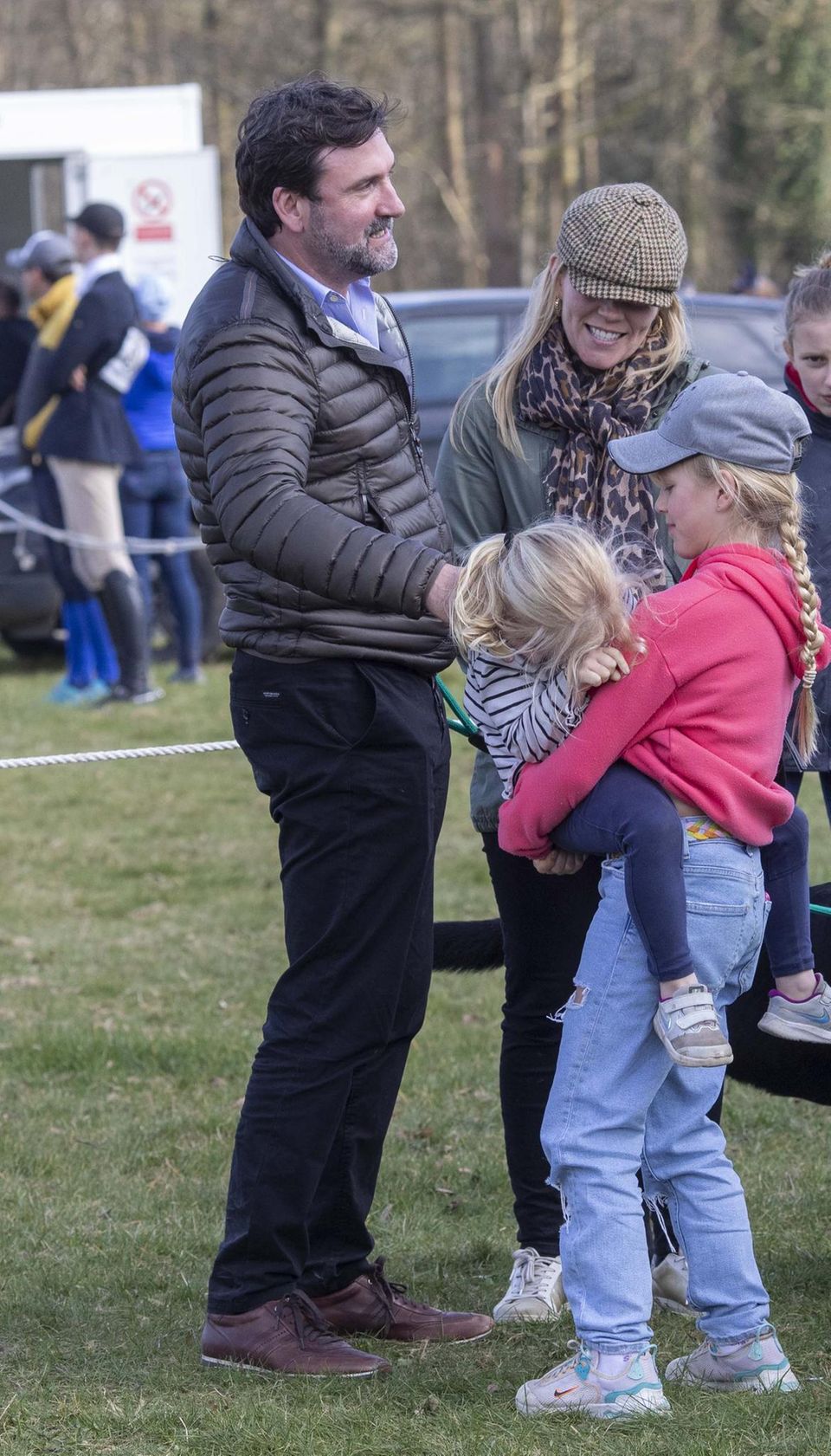 Autumn Phillips wird mit Donal Mulryan und ihren Töchtern, Isla und Savannah, bei den Cirencester Horse Trials in Gloucestershire gesichtet.