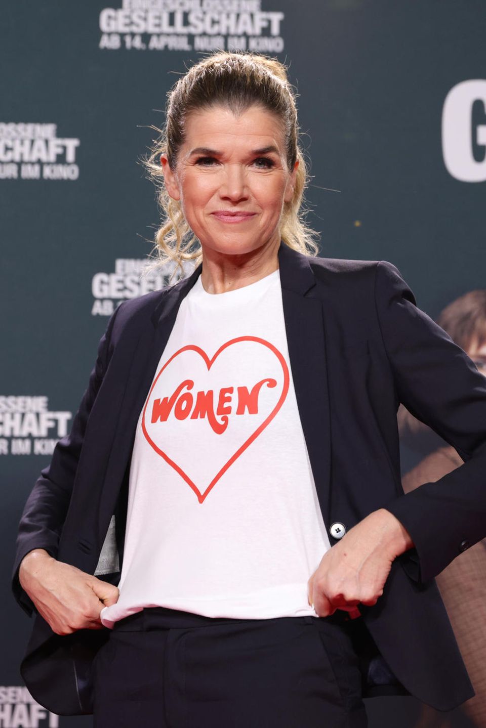 Zur Weltpremiere des Film "Eingeschlossene Gesellschaft" in Köln taucht Schauspielerin Anke Engelke mit einer klaren Botschaft auf. Das T-Shirt der 56-Jährigen ziert ein rotes Herz mit der Aufschrift "Frauen". In dem neuen Film, der am 14. April in die Kinos kommt, spielt Engelke eine der Hauptrollen.