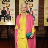 Schauspielerin Helen Mirren strahlt mit ihrem farbenfrohen Outfit um die Wette. Zur Premiere ihres Films "The Duke" in New York entscheidet sie sich für einen coolen Colour-Blocking-Look. Dafür kombiniert sie ein strahlendes gelbes Wickelkleid mit einem pinkfarbenen Cape und einer Smaragdgrünen, mit Juwelen besetzten Clutch. Fliederfarbene Nägel und ein glänzender Lippenstfit in Rosé runden den Look der Oscar-Preisträgerin ab.