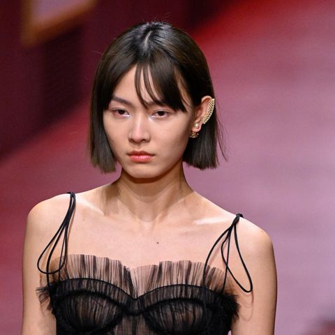 Das Model trägt die angesagten Wispy Bangs bei der Dior Show für Frühjahr/Sommer 2022. 