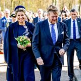 Ach ja, Königin Máxima verzaubert nicht nur ihren Mann mit ihrem wunderschönen Erscheinungsbild – auch uns zieht die Dreifach-Mama regelmäßig in ihren Bann. Zu einem Termin bei dem es um das Thema Tulpen geht, zeigt sich Máxima in einem royalblauen Kleid von Oscar de la Renta. Mit Sicherheit ist es kein Zufall, dass das Kleid mit Blumen-Stickereien verziert ist. Ein farblich abgestimmter Mantel von Natan Couture und eine ebenfalls farblich passende Kopfbedeckung vervollständigen diesen monochromen Look. 