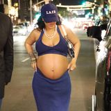 Ein weiterer Blick auf Rihannas Babybauch - sie zeigt sich im casual-chic Look mit einem low rise velvet Zweiteiler und einer Trucker-Cap. Damit zieht sie die Aufmerksamkeit wieder voll und ganz auf ihren Bauch.