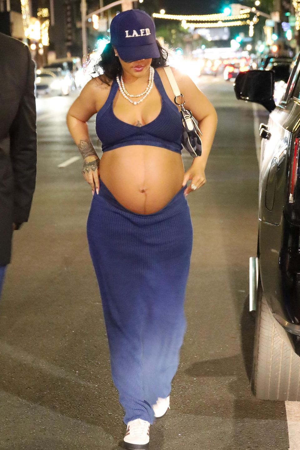 Ein weiterer Blick auf Rihannas Babybauch - sie zeigt sich im casual-chic Look mit einem low rise velvet Zweiteiler und einer Trucker-Cap. Damit zieht sie die Aufmerksamkeit wieder voll und ganz auf ihren Bauch.