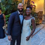 Lupita Nyong'o besucht gemeinsam mit Rapper Common die Hochzeit einer Freundin. Bei ihrer Kleiderwahl hat sie sich gemeinsam mit den anderen Brautjungfern für ein pastellblaues Kleid mit Pailletten entschieden. Eine Farbwahl, die für Lupita eine sichere Bank ist. Denn bereits 2014 begeisterte Lupita bei den Oscars mit einem hellblauen Kleid und landete damit auf jeglichen Best-Dressed-Listen.