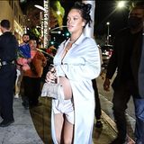 8. April 2022  Rihanna zeigt ihre Schwangerschaft mit größtem Selbstbewusstsein und Style, so auch auf ihrem Weg zum Dinner in Beverly Hills. Dem runden Babybauch nach zu urteilen, kann es jetzt nicht mehr allzu lange dauern, bis sie zum ersten Mal Mutter wird.