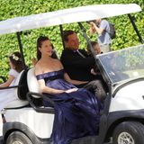 Brittany Peltz erscheint in einem dunkelblauen Off-Shoulder-Kleid zur Hochzeit ihrer Schwester Nicola. 
