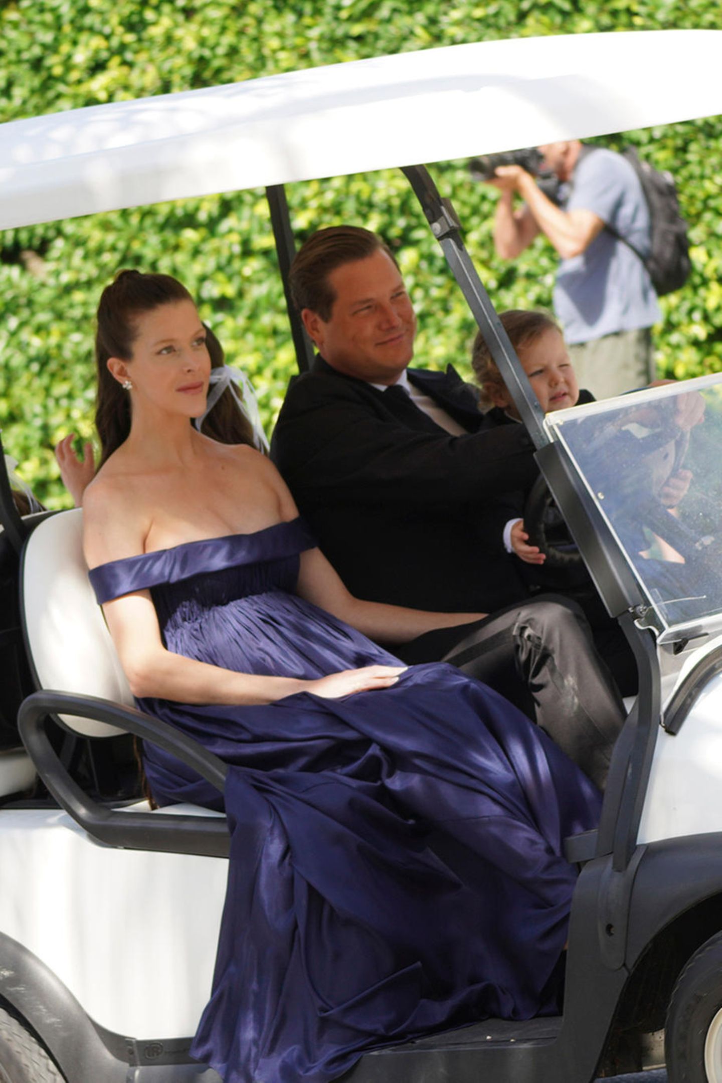 Brittany Peltz erscheint in einem dunkelblauen Off-Shoulder-Kleid zur Hochzeit ihrer Schwester Nicola. 