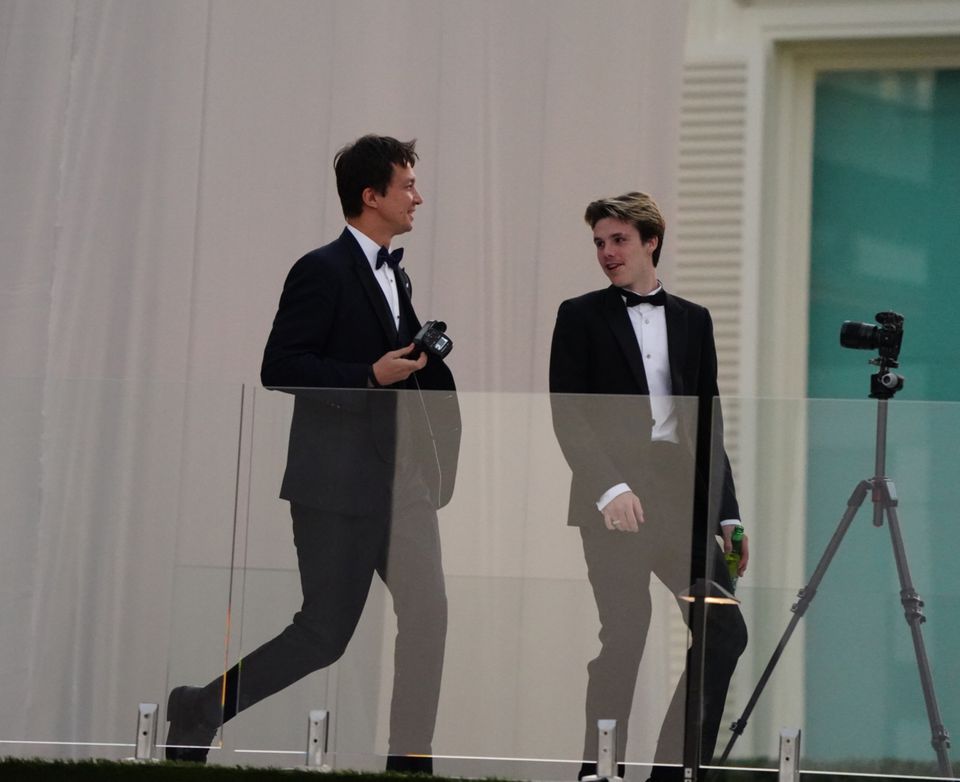 Victoria Beckham: Und auch der jüngste Bruder Cruz (rechts) erscheint in einem schwarzen, schlichten Anzug mit Fliege. Und auch der jüngste Bruder Cruz (rechts) erscheint in einem schwarzen, schlichten Anzug mit Fliege.