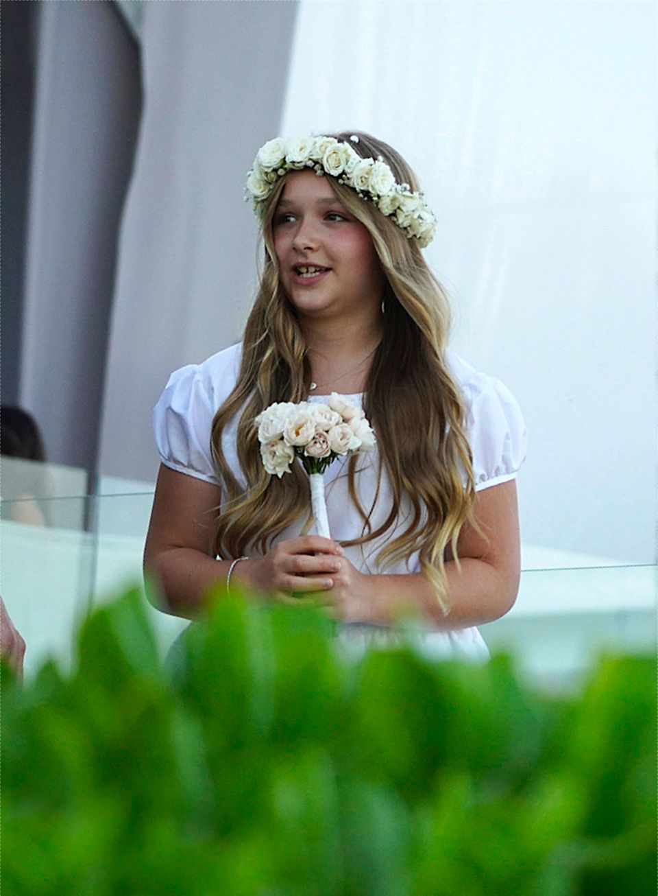 Brooklyns Schwester Harper gehört zu den Blumenkinder und sieht mit Rosenkranz und weißem Kleid einfach bezaubernd aus.