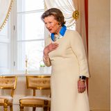 Königin Sonja von Norwegen hält eine Audienz für die für die Empfänger der Königlichen Verdienstmedaille in Oslo. Dafür wählt die 84-Jährige ein cremefarbenes Etuikleid – doch das eigentliche Highlight befindet sich um den Hals der Königin. Die opulente Kette besteht aus vielen einzelnen Fäden in Hellblau, die an einem silberfarbenen Metallstück befestigt sind. Besonders spannend ist auch, dass die Königin eine Smart-Watch an ihrem Handgelenk trägt. 