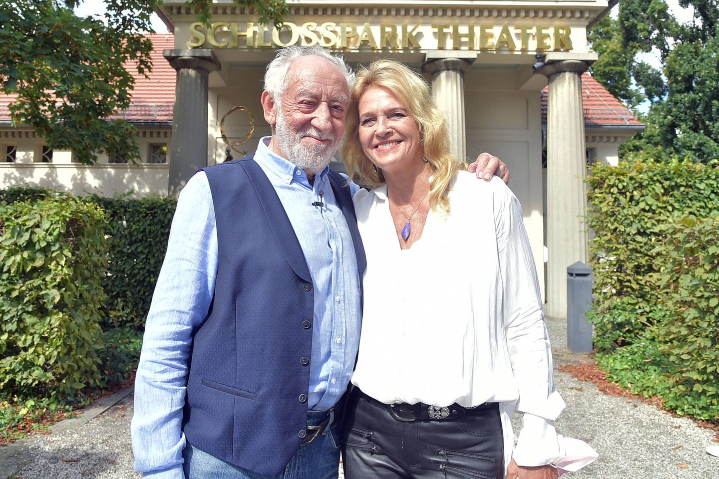 Dieter Hallervorden und Christiane Zander vor dem Schlosspark Theater in Berlin