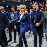 Wahlkampf-Style: Brigitte Macron setzt bei der einzigen Großveranstaltung in Paris kurz vor den Präsidentschaftswahlen auf einen eleganten Anzug-Look in Blau und Weiß.