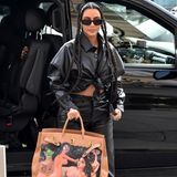 Style von Kim Kardashian: Kim Kardashian trägt all Black und eine Statement Tasche