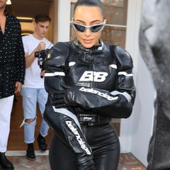 Unterwegs in Los Angeles: Kim trägt eine Jacke von Balenciaga, passende Handschuhe und Leggings.