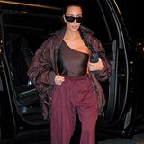 Kim Kardashians Style: Kim K mit Sonnenbrille und einem Monochrome Outfit in Aubergine