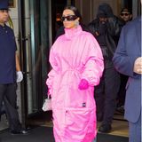 Kim Kardashians Style: Kim K mit pinkem Oversize-Mantel und Sonnenbrille